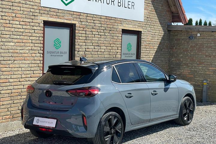 Grå Opel Corsa-e fra 2024