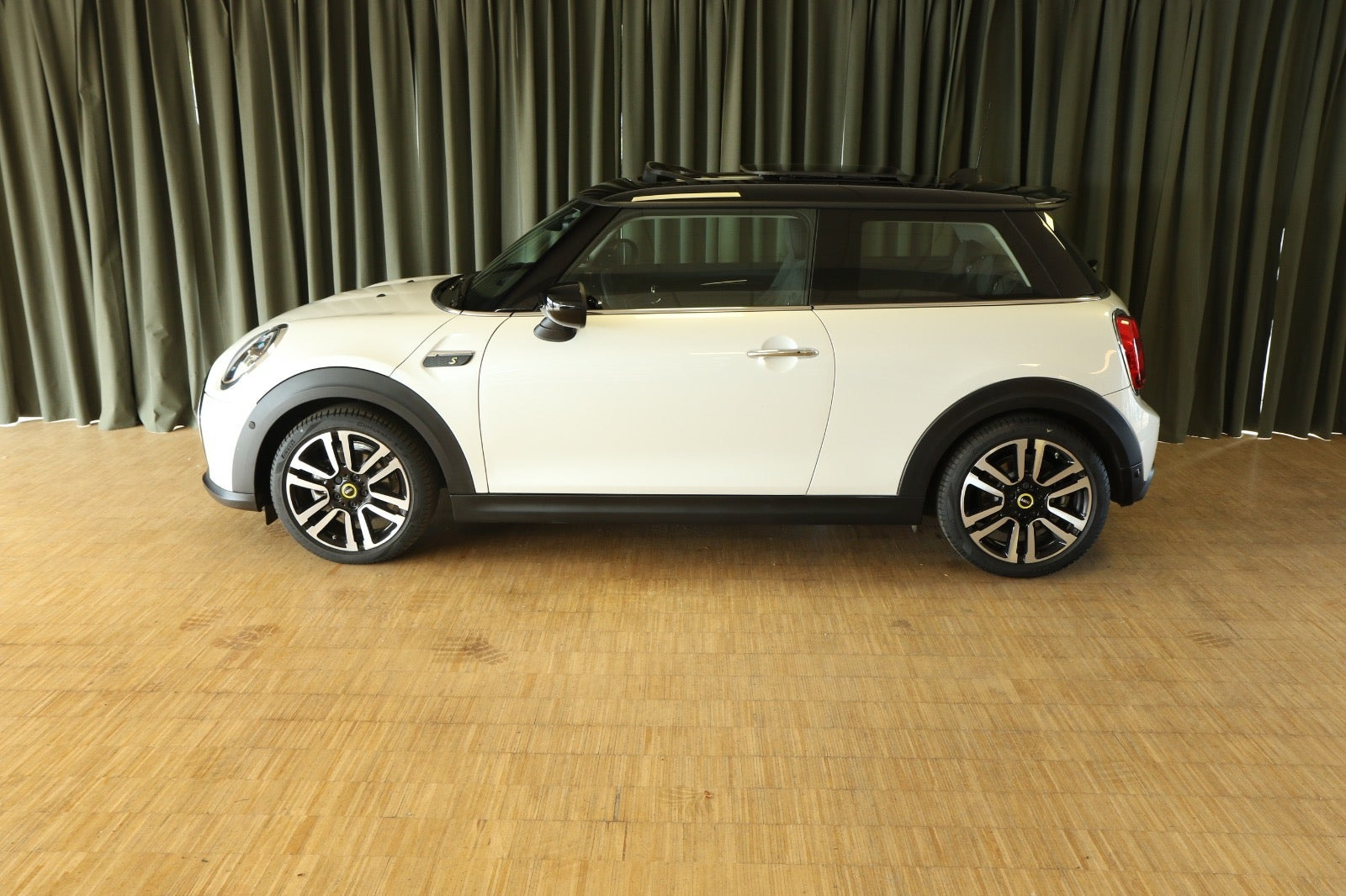 Hvid Mini Cooper SE fra 2023