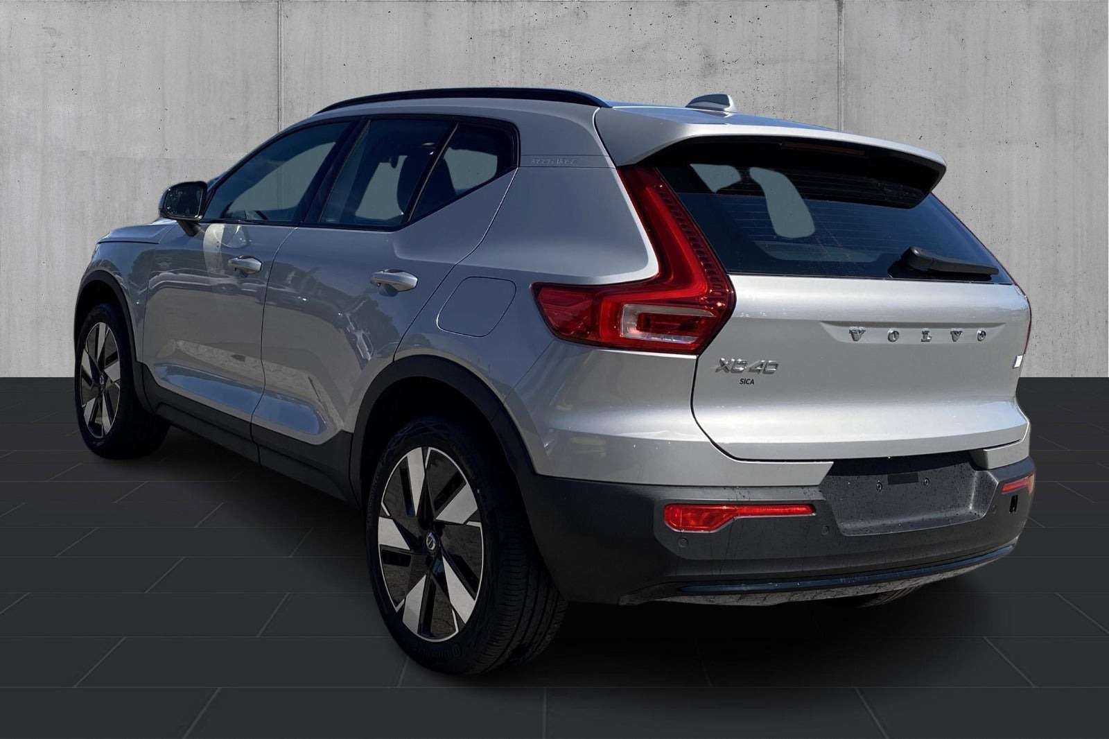 Sølv Volvo XC40 fra 2024