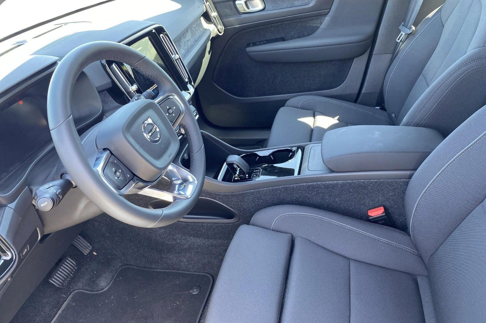 Sølv Volvo XC40 fra 2024