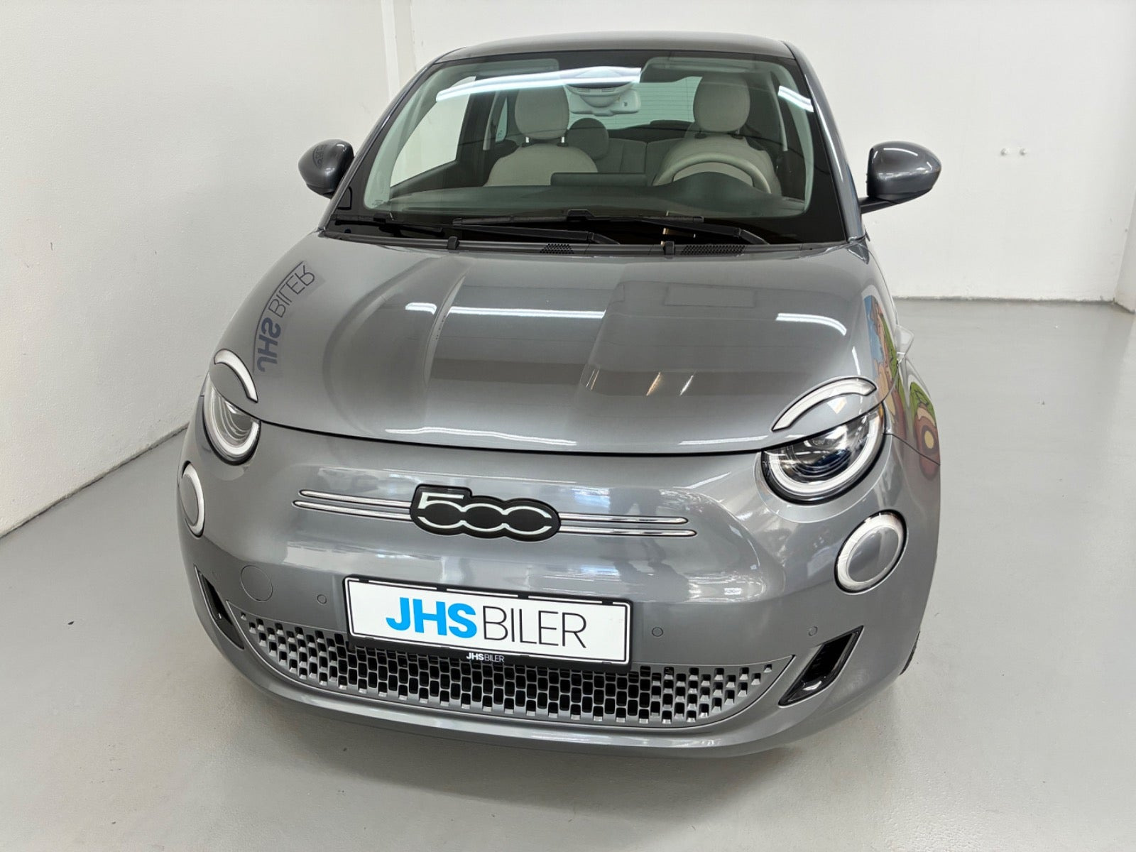 Grå Fiat 500e fra 2023