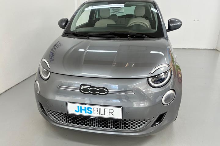 Grå Fiat 500e fra 2023