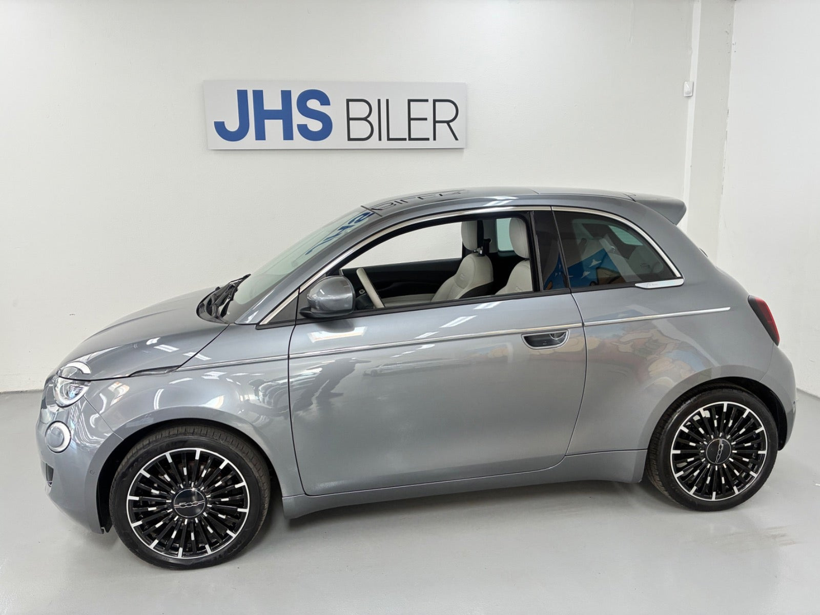 Grå Fiat 500e fra 2023