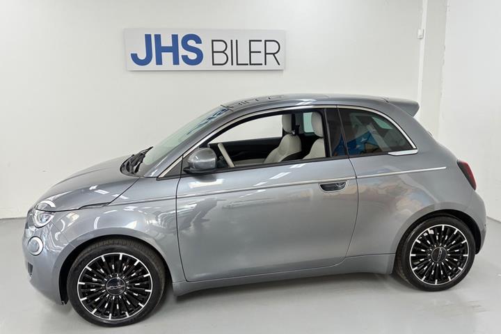 Grå Fiat 500e fra 2023