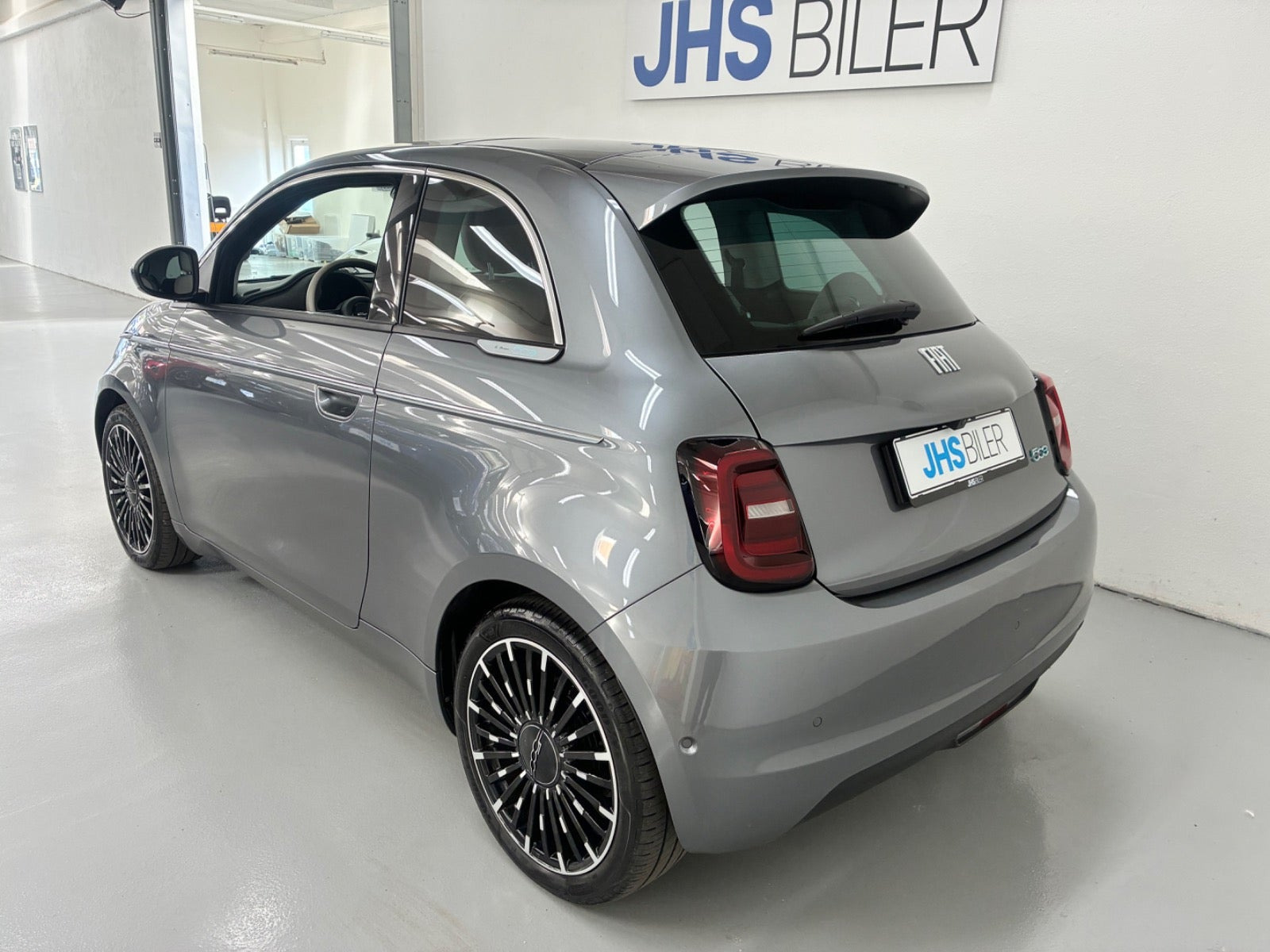 Grå Fiat 500e fra 2023