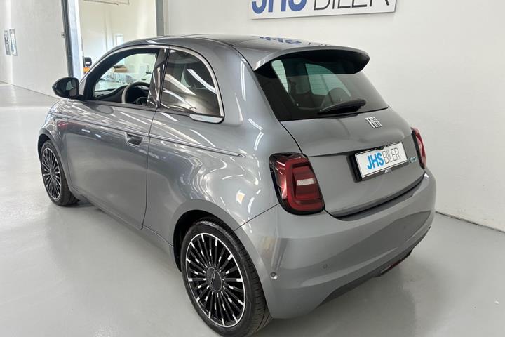 Grå Fiat 500e fra 2023