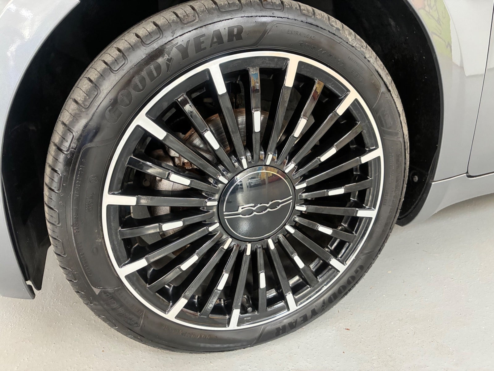 Grå Fiat 500e fra 2023