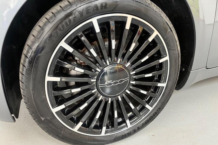 Grå Fiat 500e fra 2023