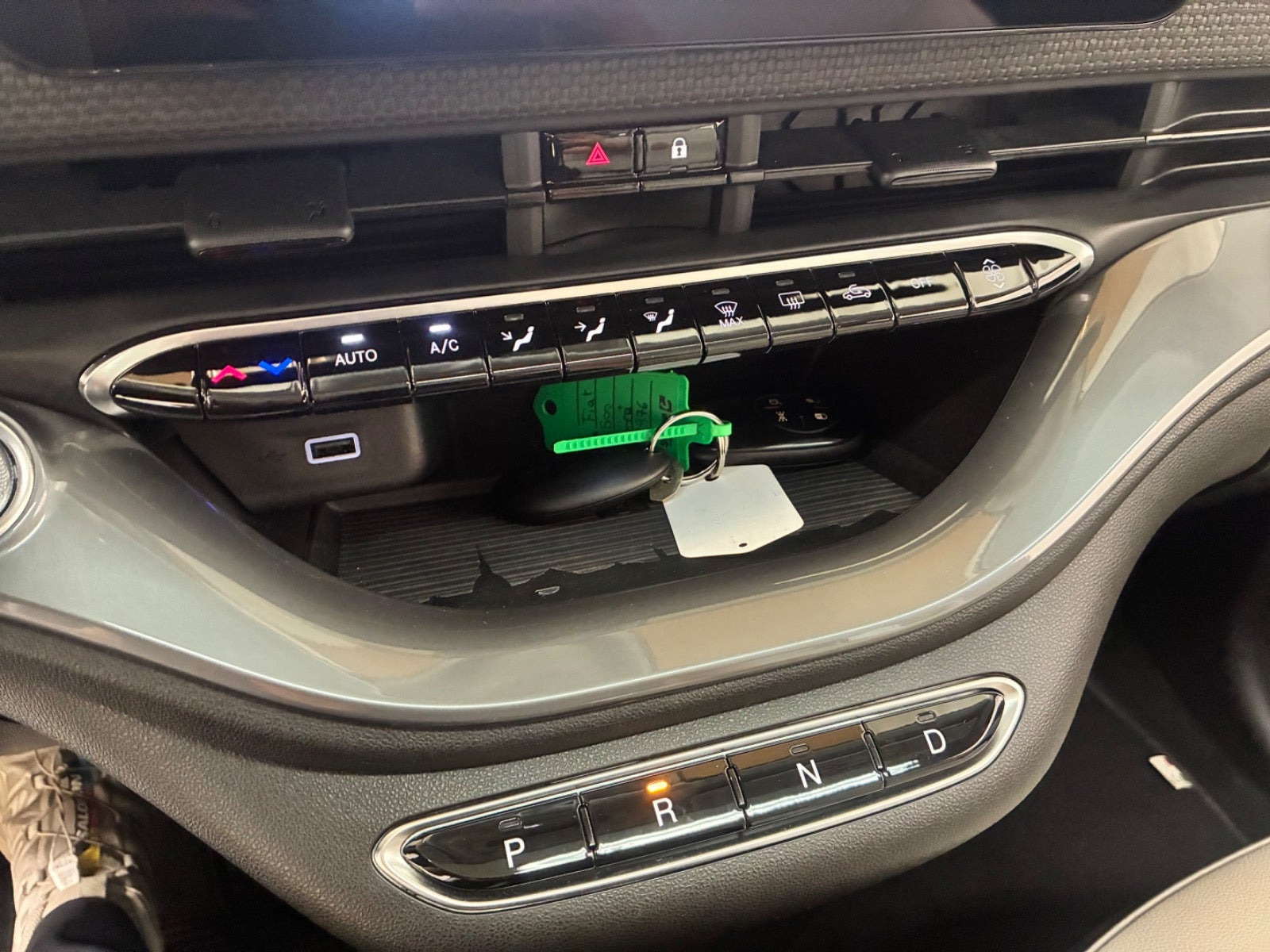 Grå Fiat 500e fra 2023