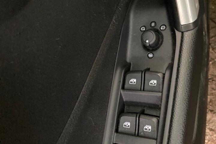 Grå Audi Q2 fra 2018