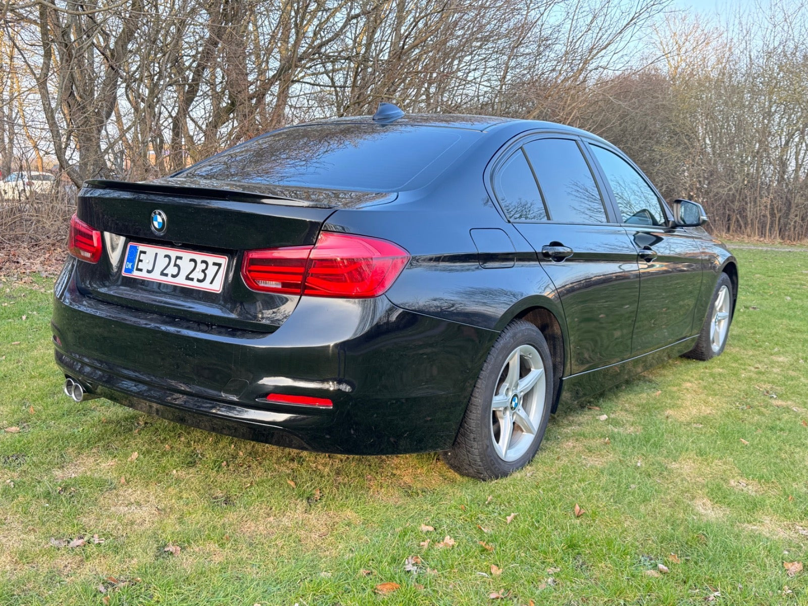 Sort BMW 320d fra 2017