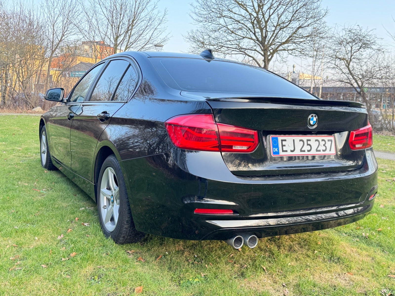 Sort BMW 320d fra 2017
