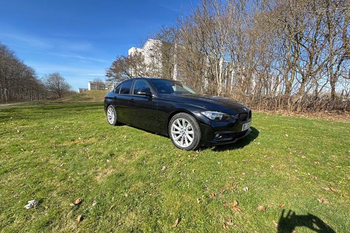 Sort BMW 320d fra 2017