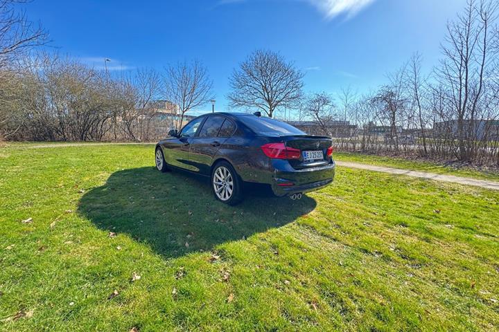 Sort BMW 320d fra 2017