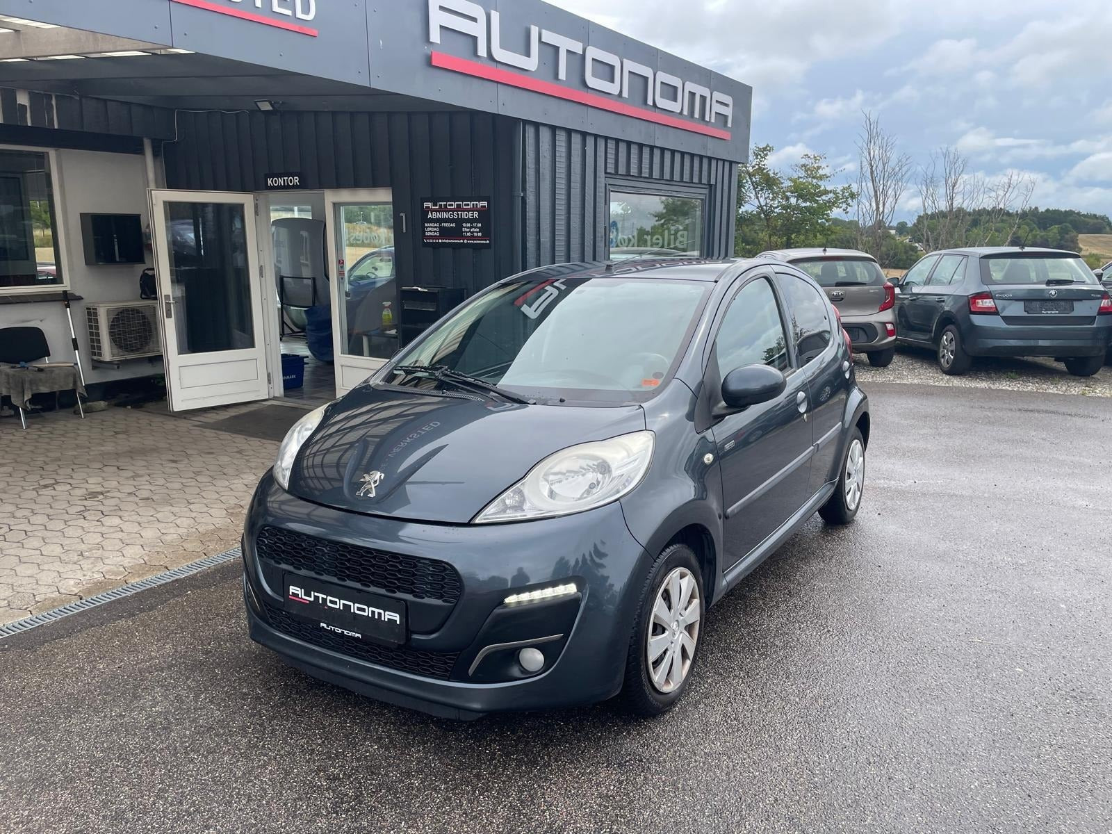 Grå Peugeot 107 fra 2012