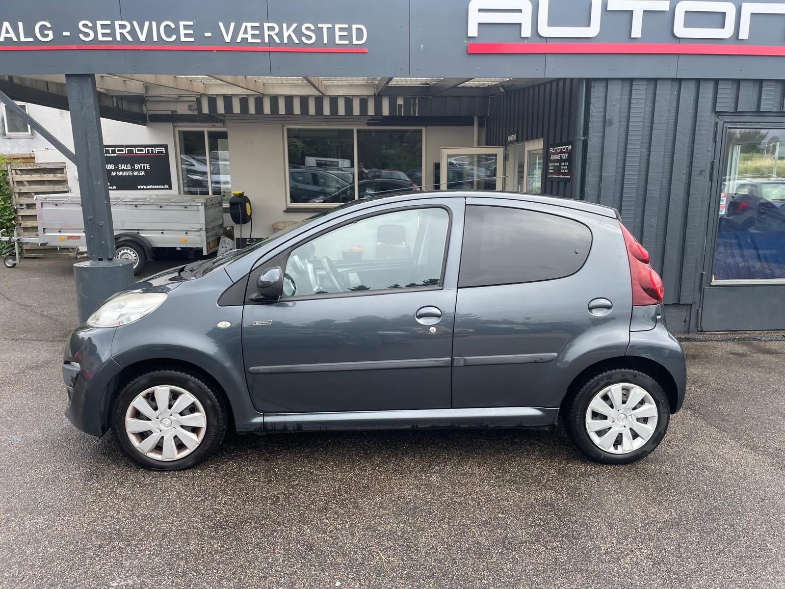 Grå Peugeot 107 fra 2012