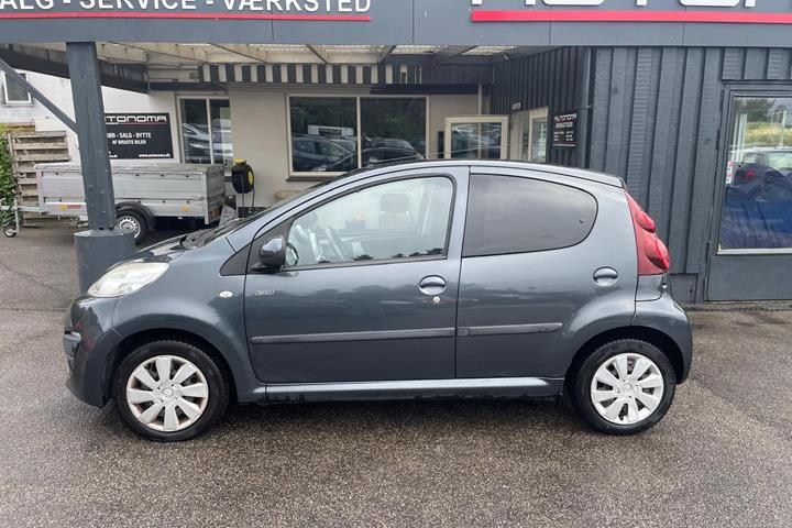 Grå Peugeot 107 fra 2012