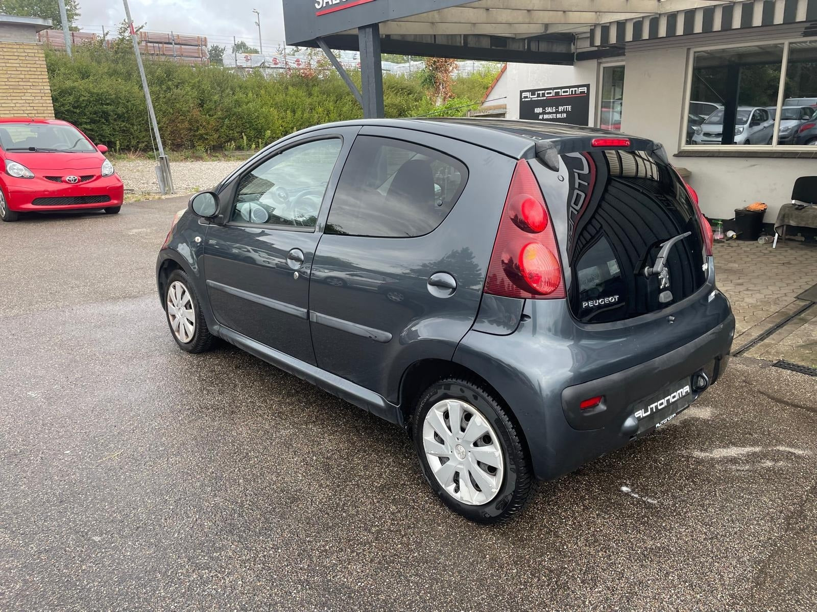 Grå Peugeot 107 fra 2012