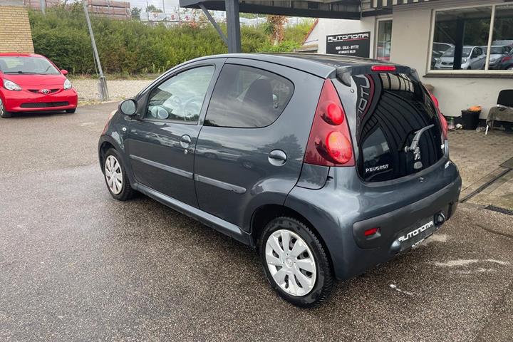 Grå Peugeot 107 fra 2012