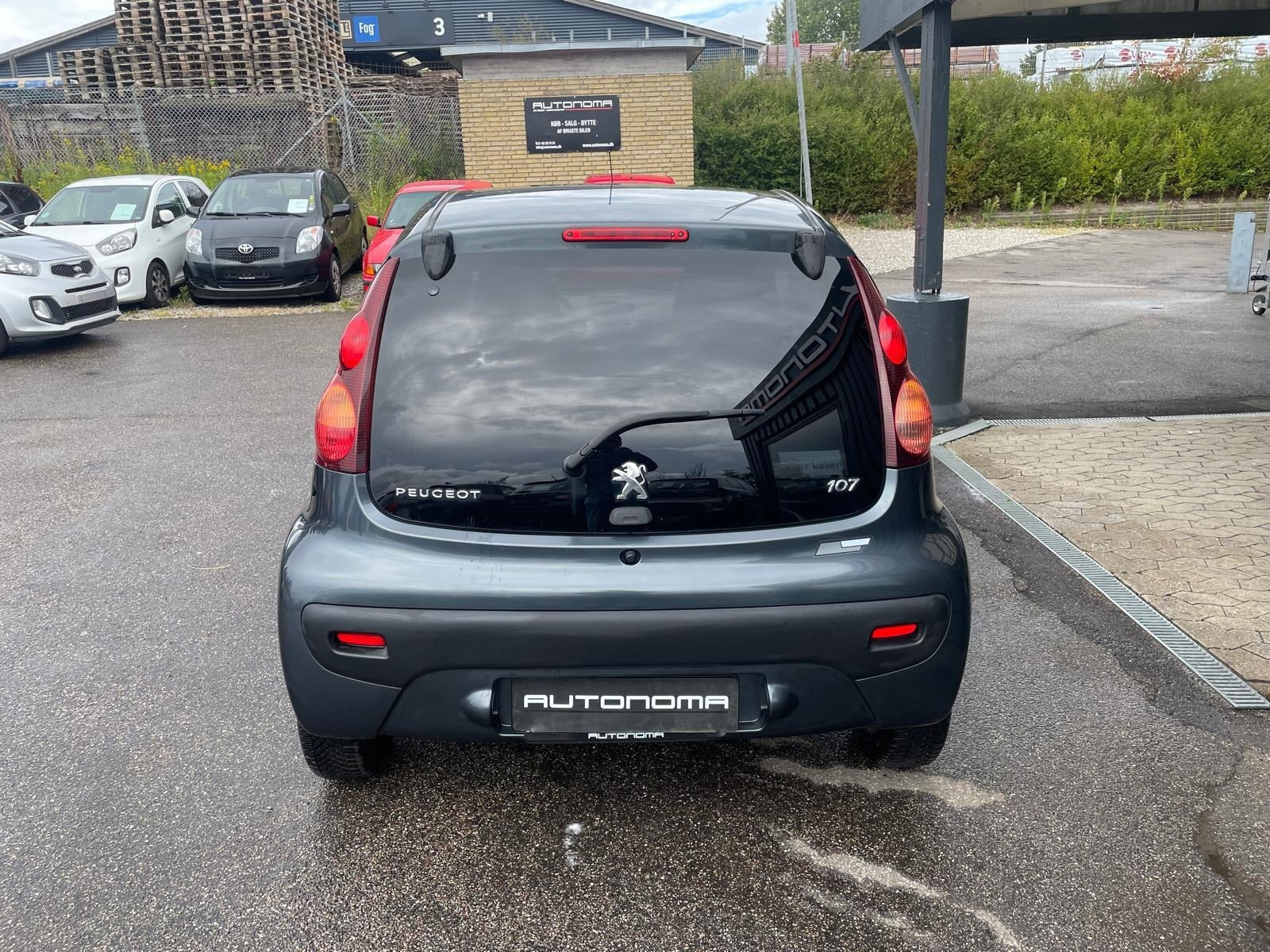 Grå Peugeot 107 fra 2012