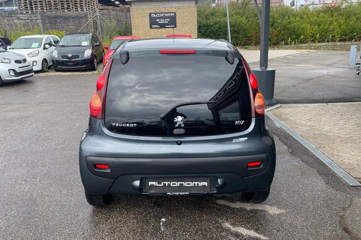 Grå Peugeot 107 fra 2012