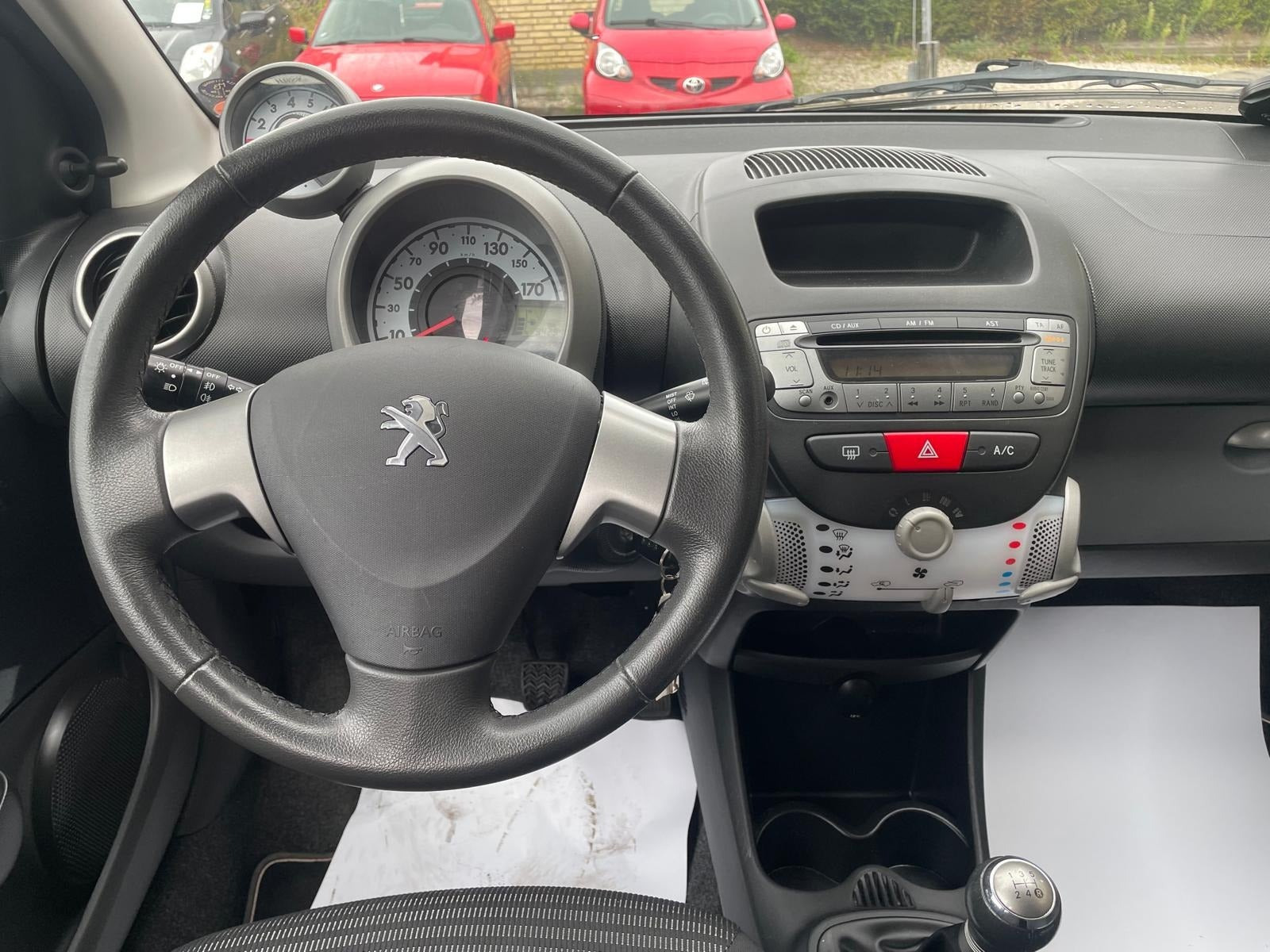 Grå Peugeot 107 fra 2012