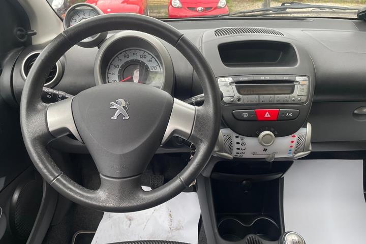 Grå Peugeot 107 fra 2012