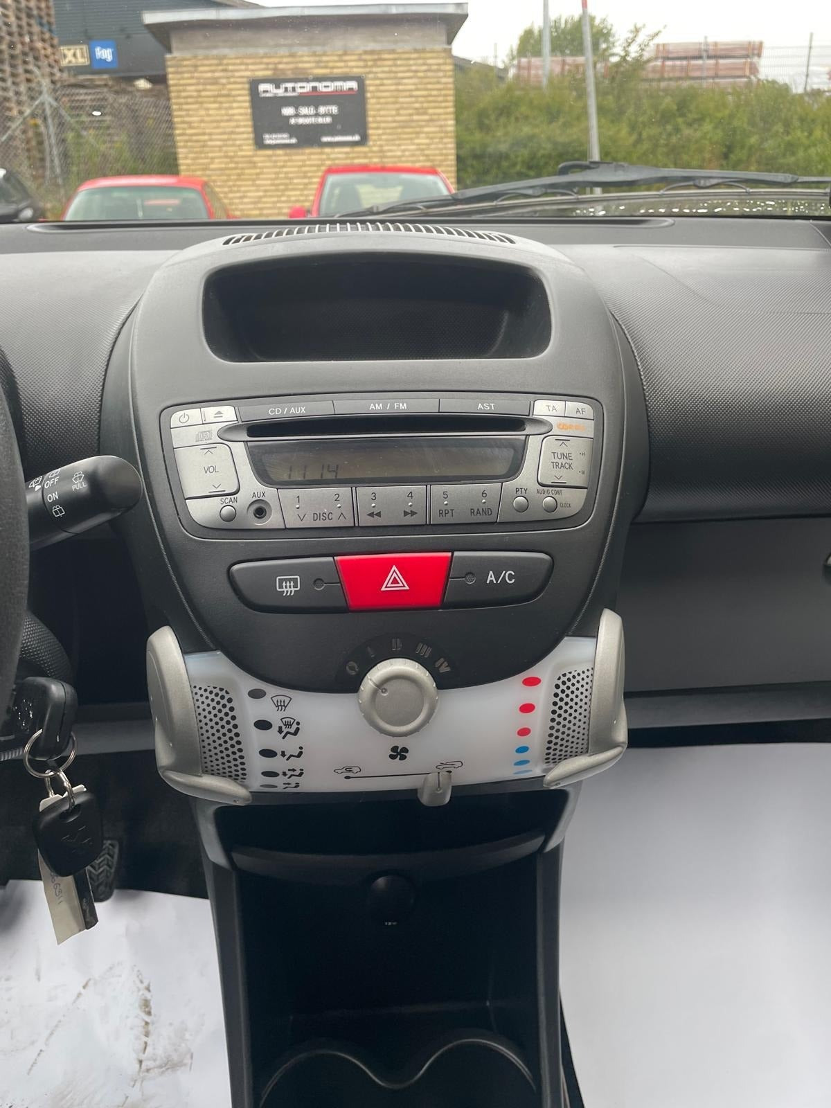 Grå Peugeot 107 fra 2012