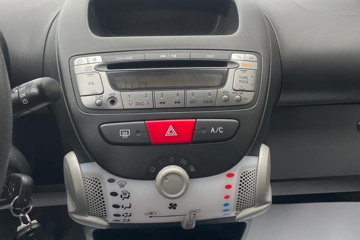 Grå Peugeot 107 fra 2012