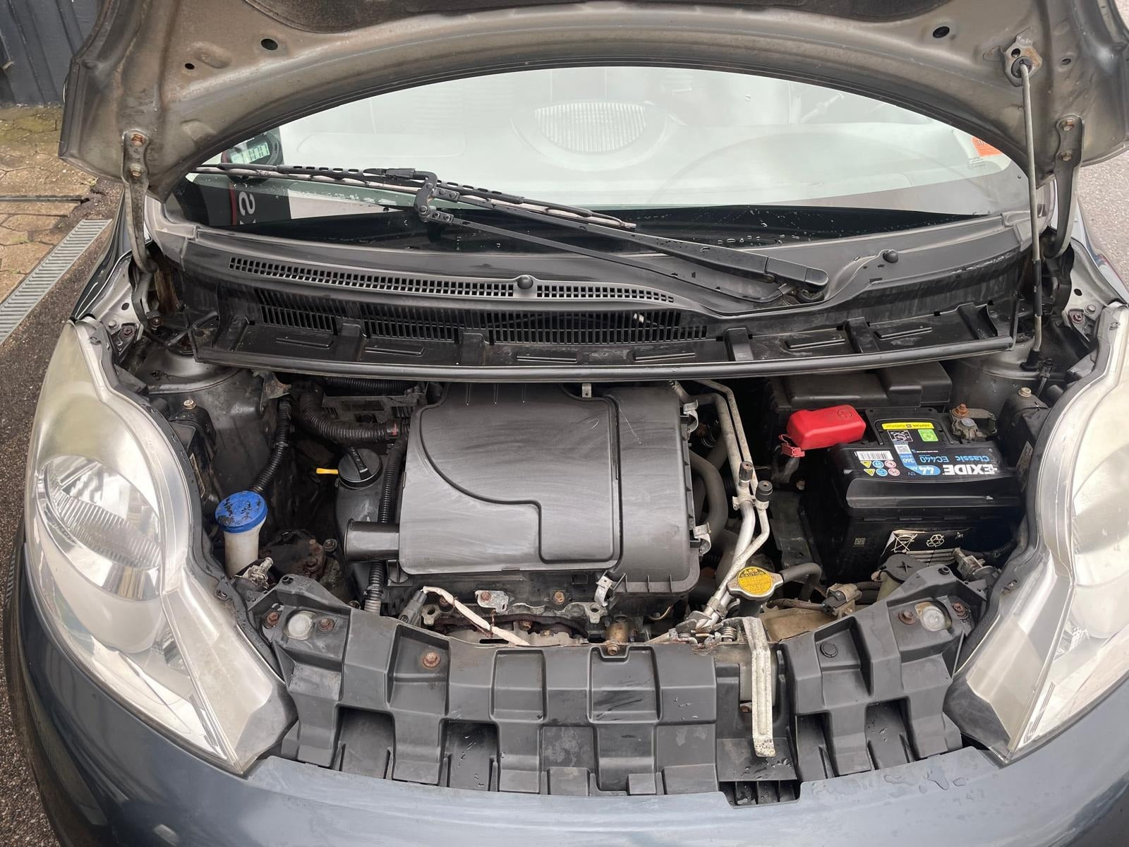 Grå Peugeot 107 fra 2012
