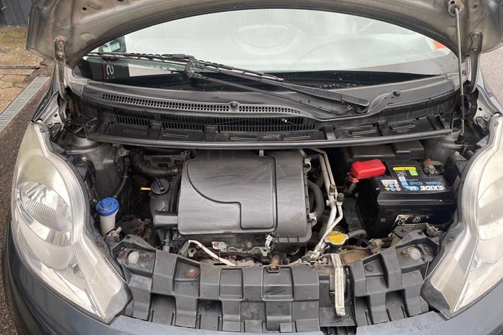 Grå Peugeot 107 fra 2012