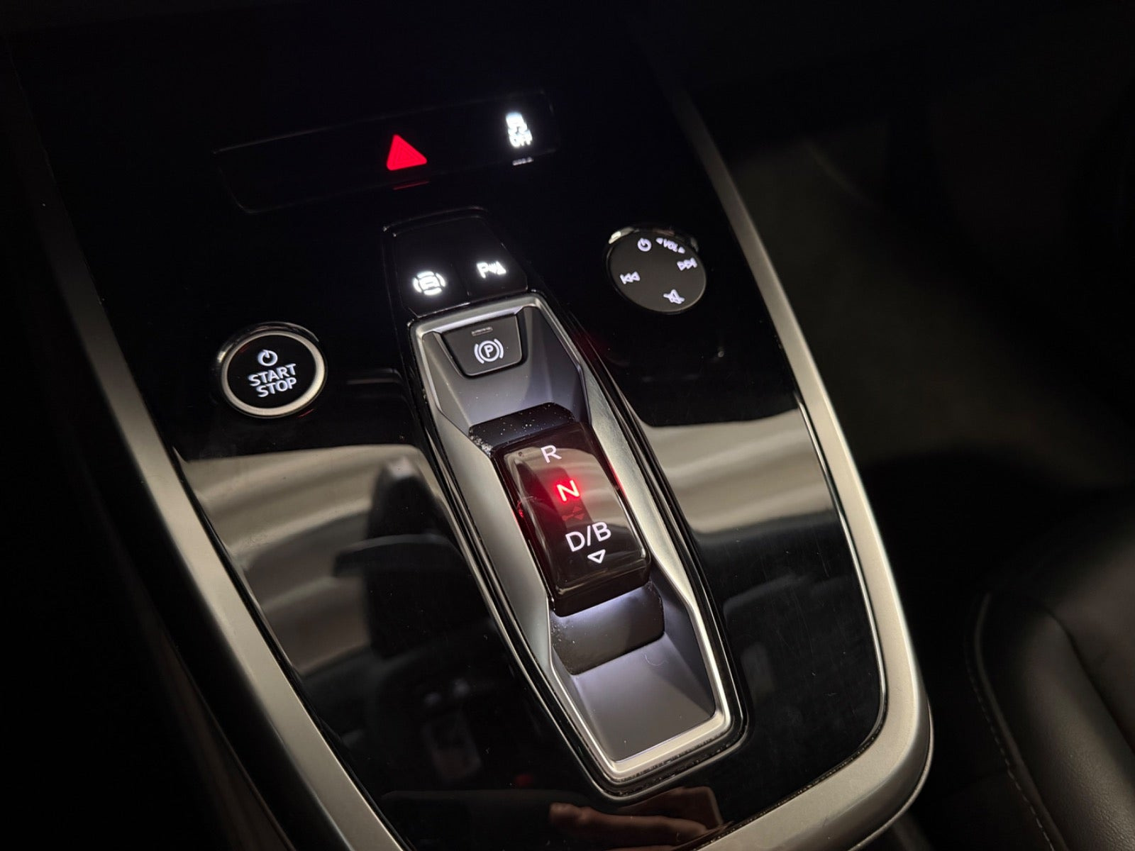 Grå Audi Q4 e-tron fra 2022