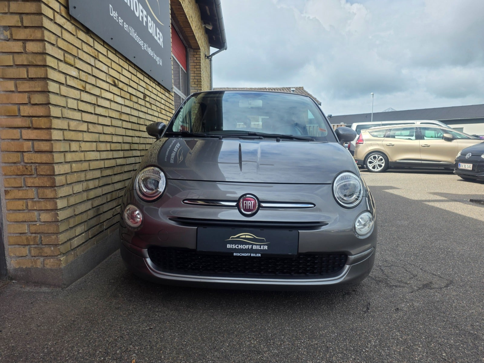 Grå Fiat 500C fra 2017
