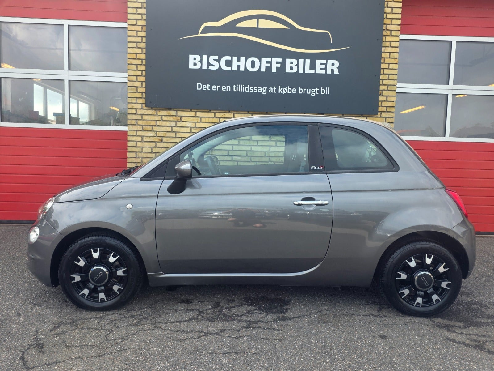 Grå Fiat 500C fra 2017