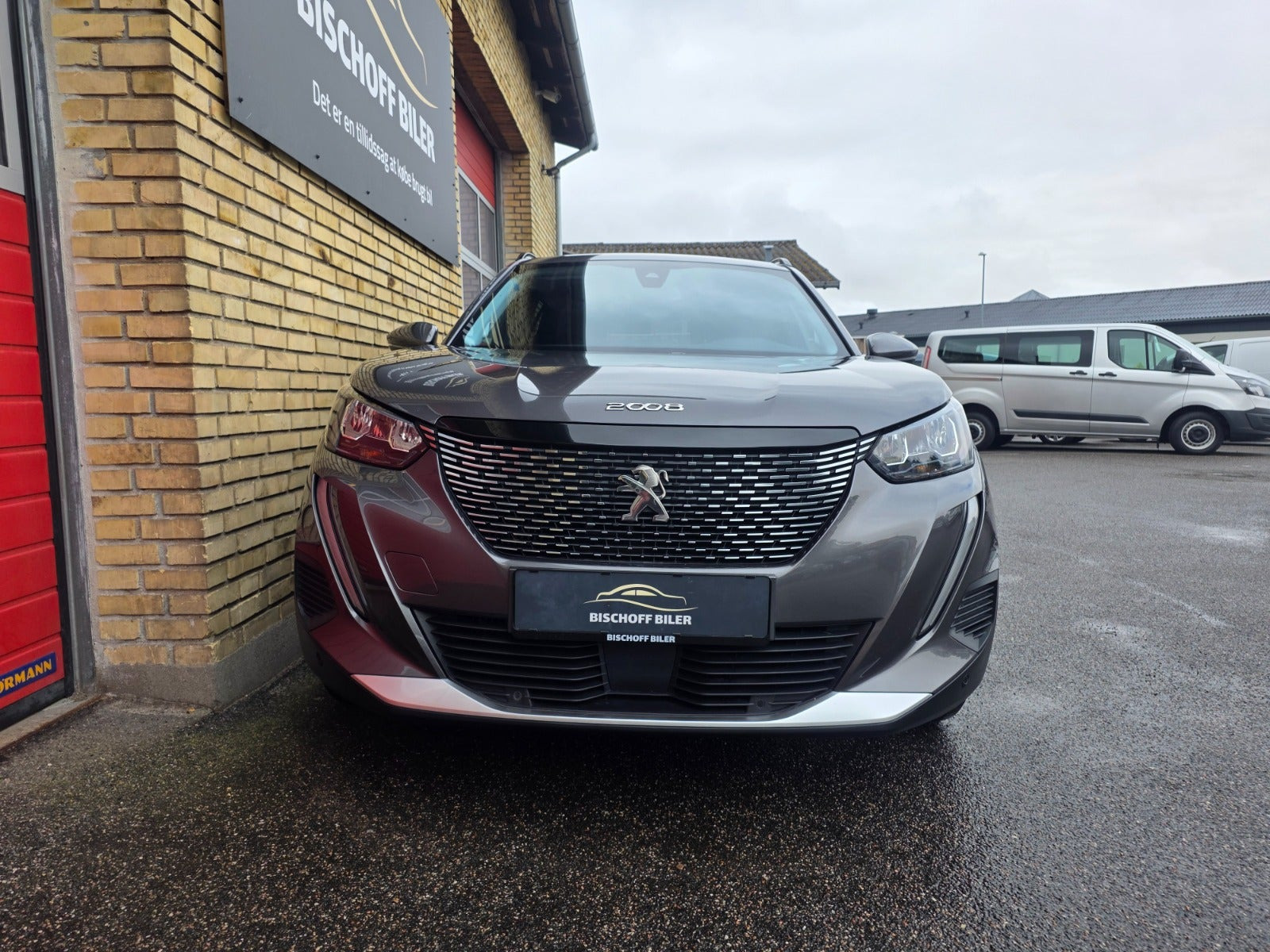Grå Peugeot 2008 fra 2020