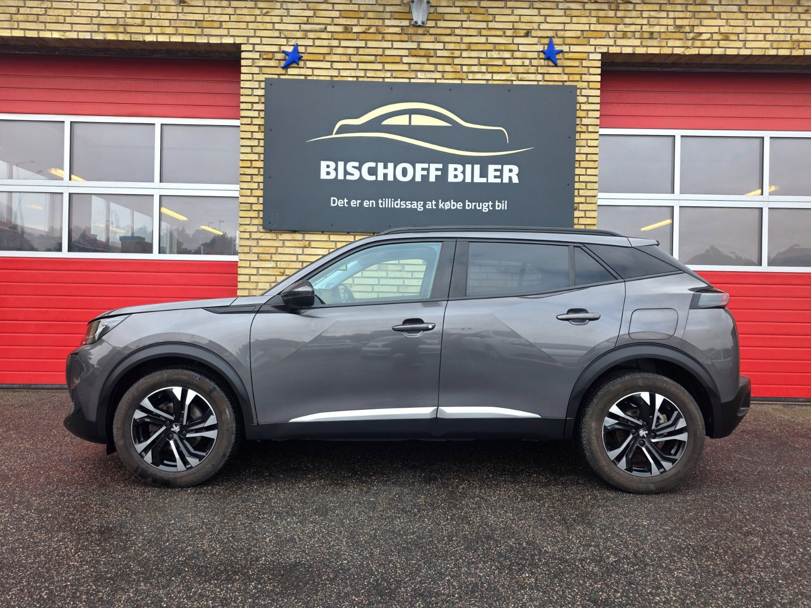 Grå Peugeot 2008 fra 2020
