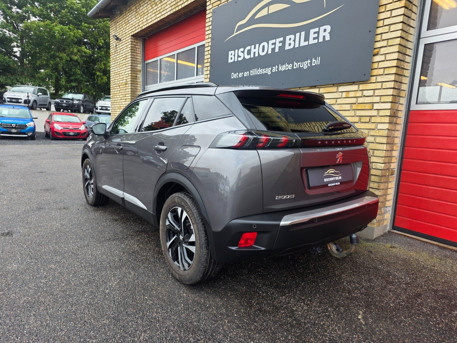 Grå Peugeot 2008 fra 2020