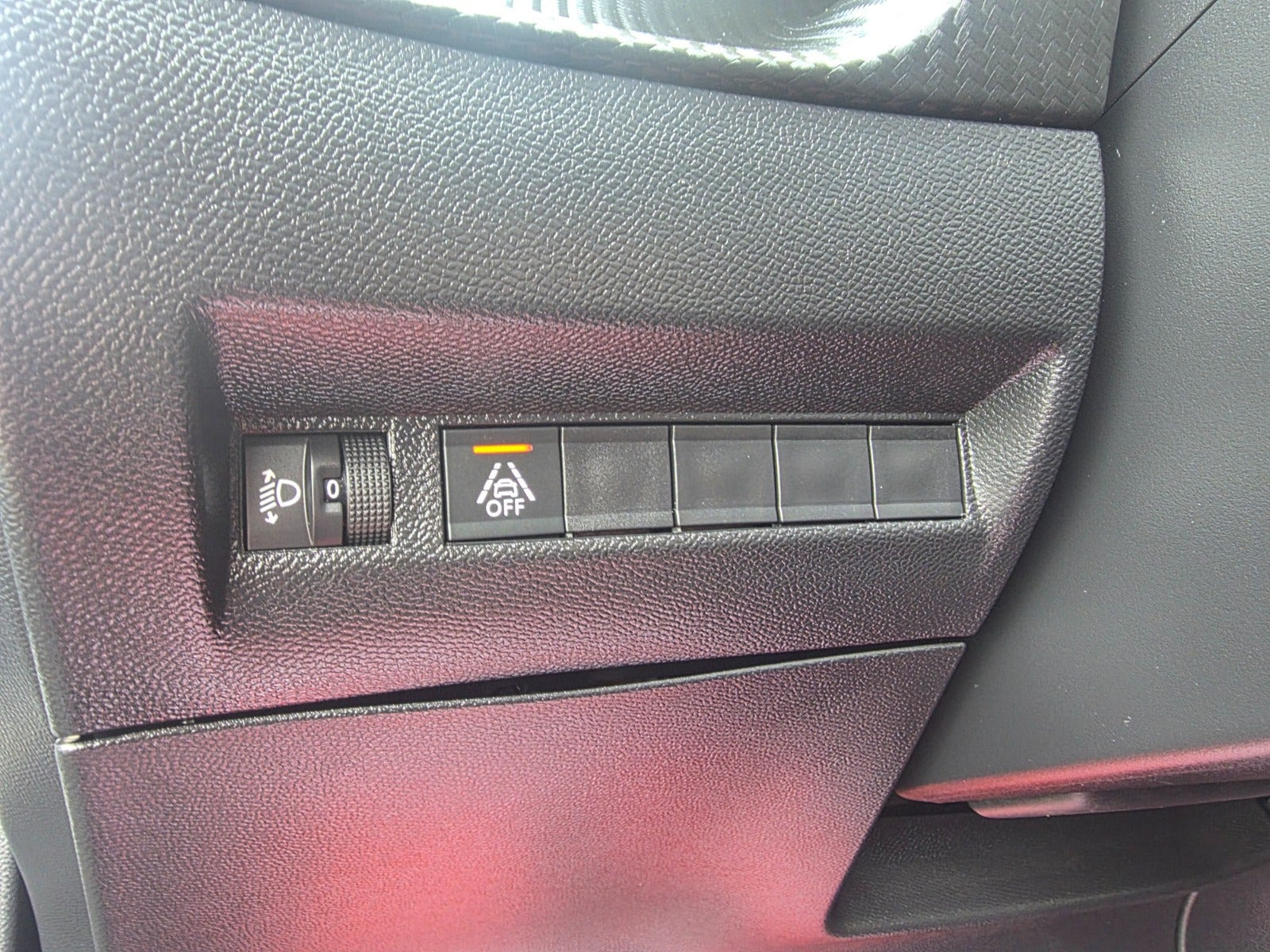 Grå Peugeot 2008 fra 2020