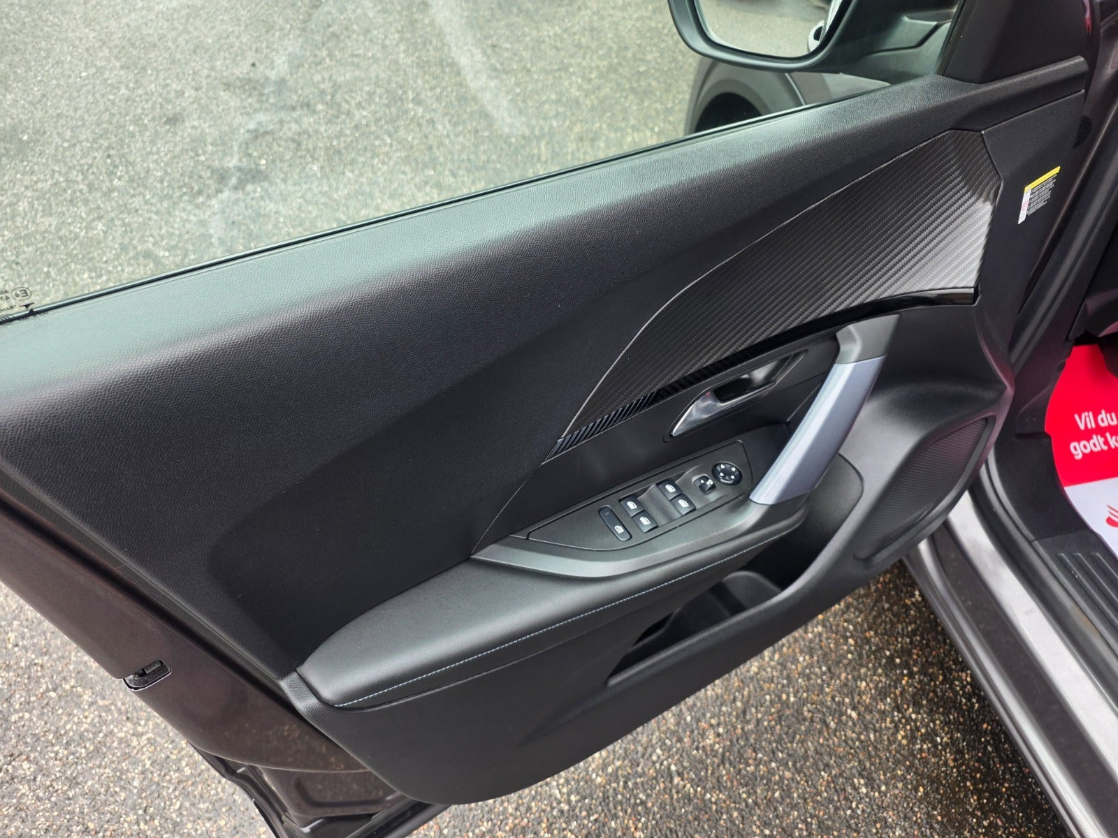 Grå Peugeot 2008 fra 2020