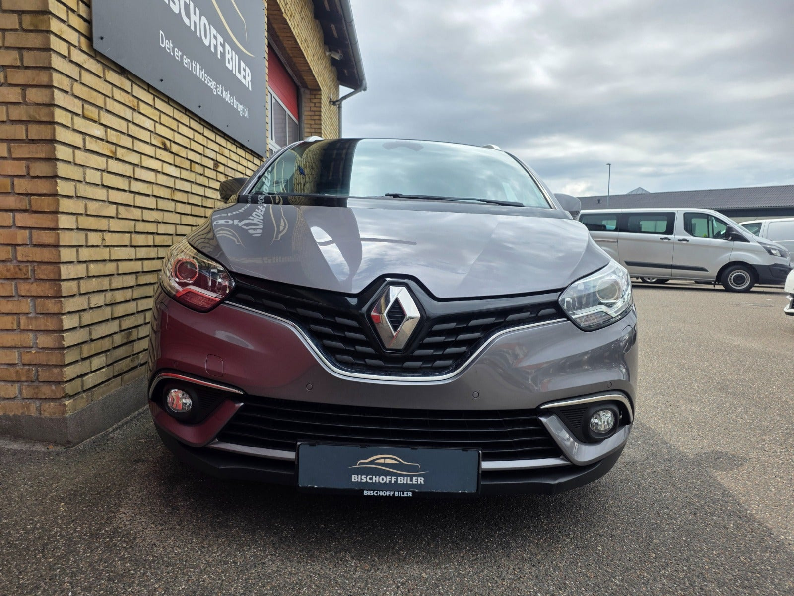 Grå Renault Grand Scenic IV fra 2017