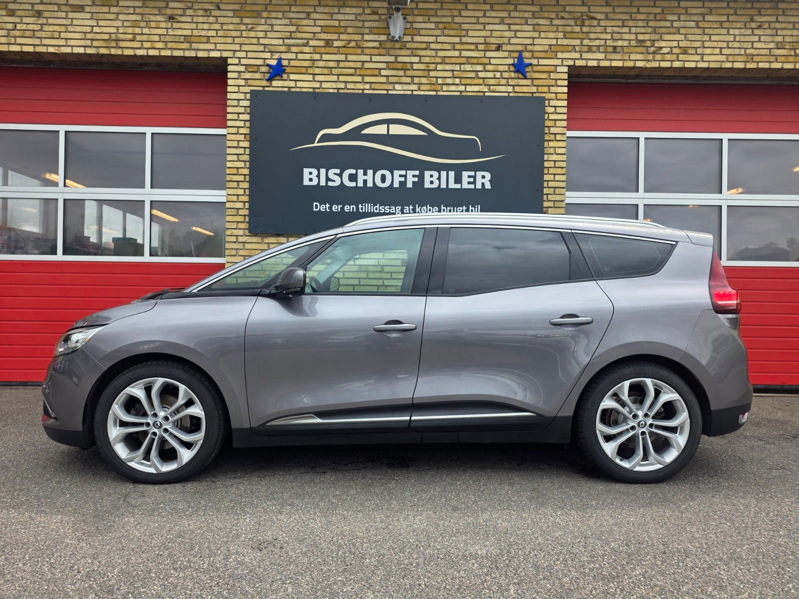 Grå Renault Grand Scenic IV fra 2017