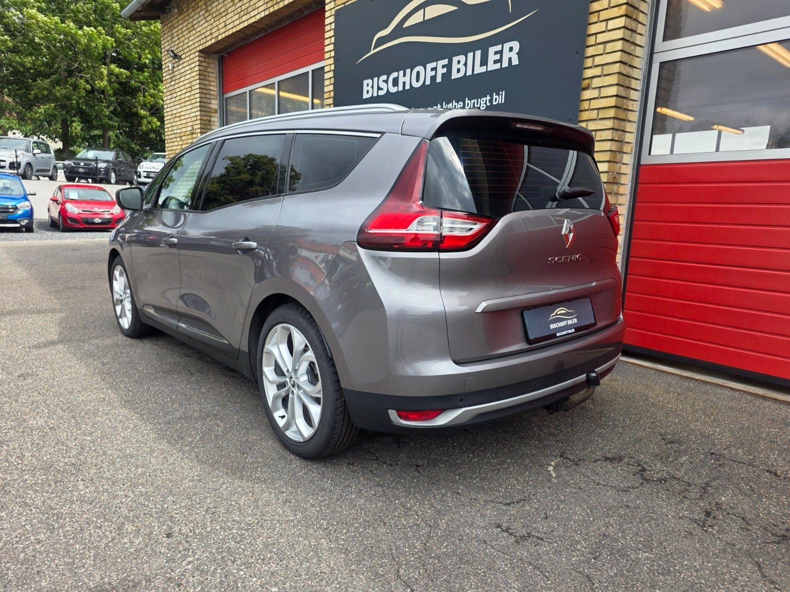 Grå Renault Grand Scenic IV fra 2017