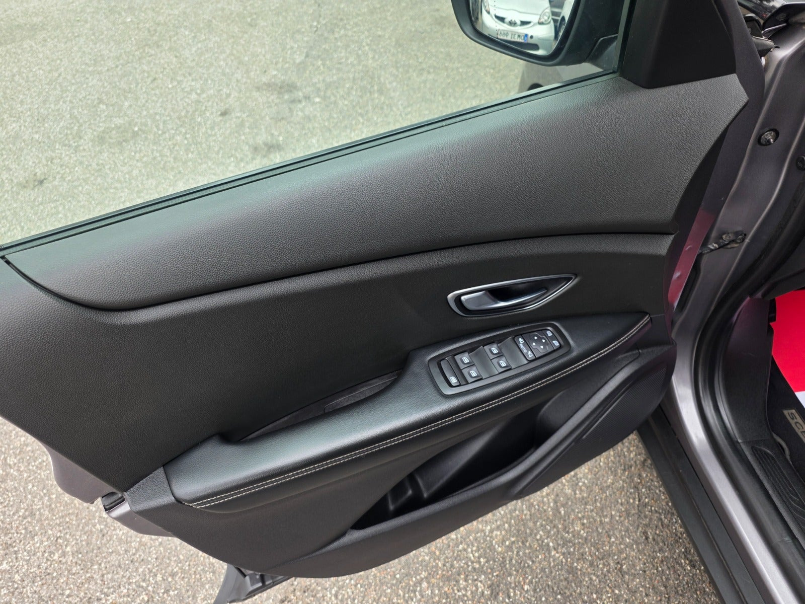 Grå Renault Grand Scenic IV fra 2017