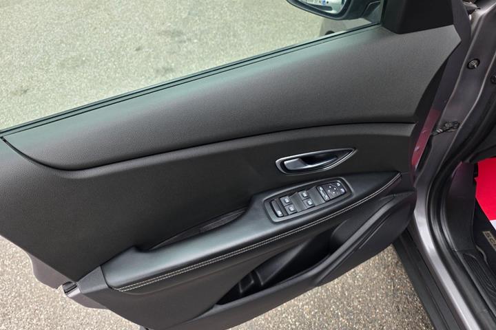 Grå Renault Grand Scenic IV fra 2017
