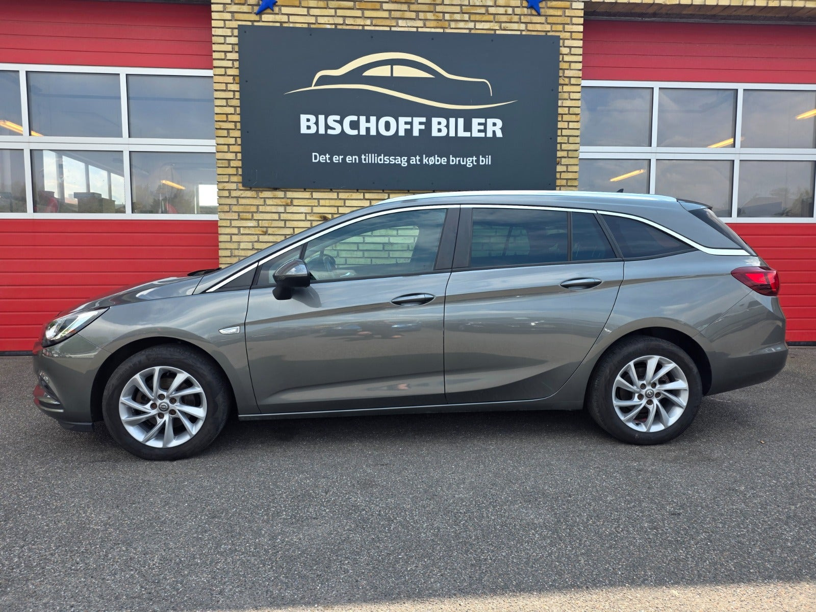 Grå Opel Astra fra 2019