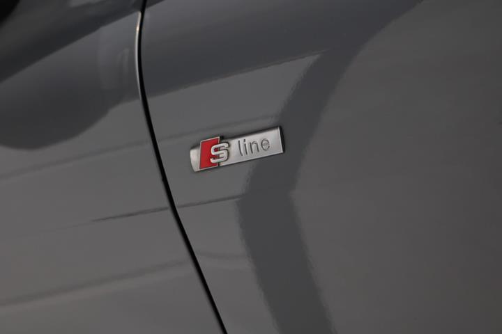 Grå Audi Q4 e-tron fra 2022