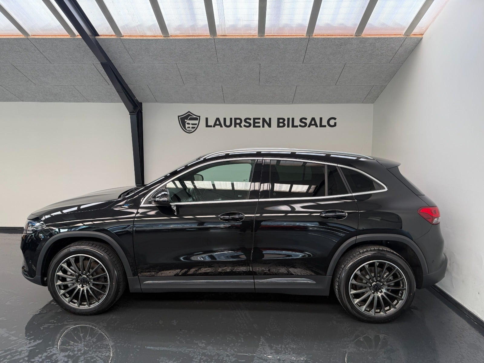 Sort Mercedes EQA350 fra 2022