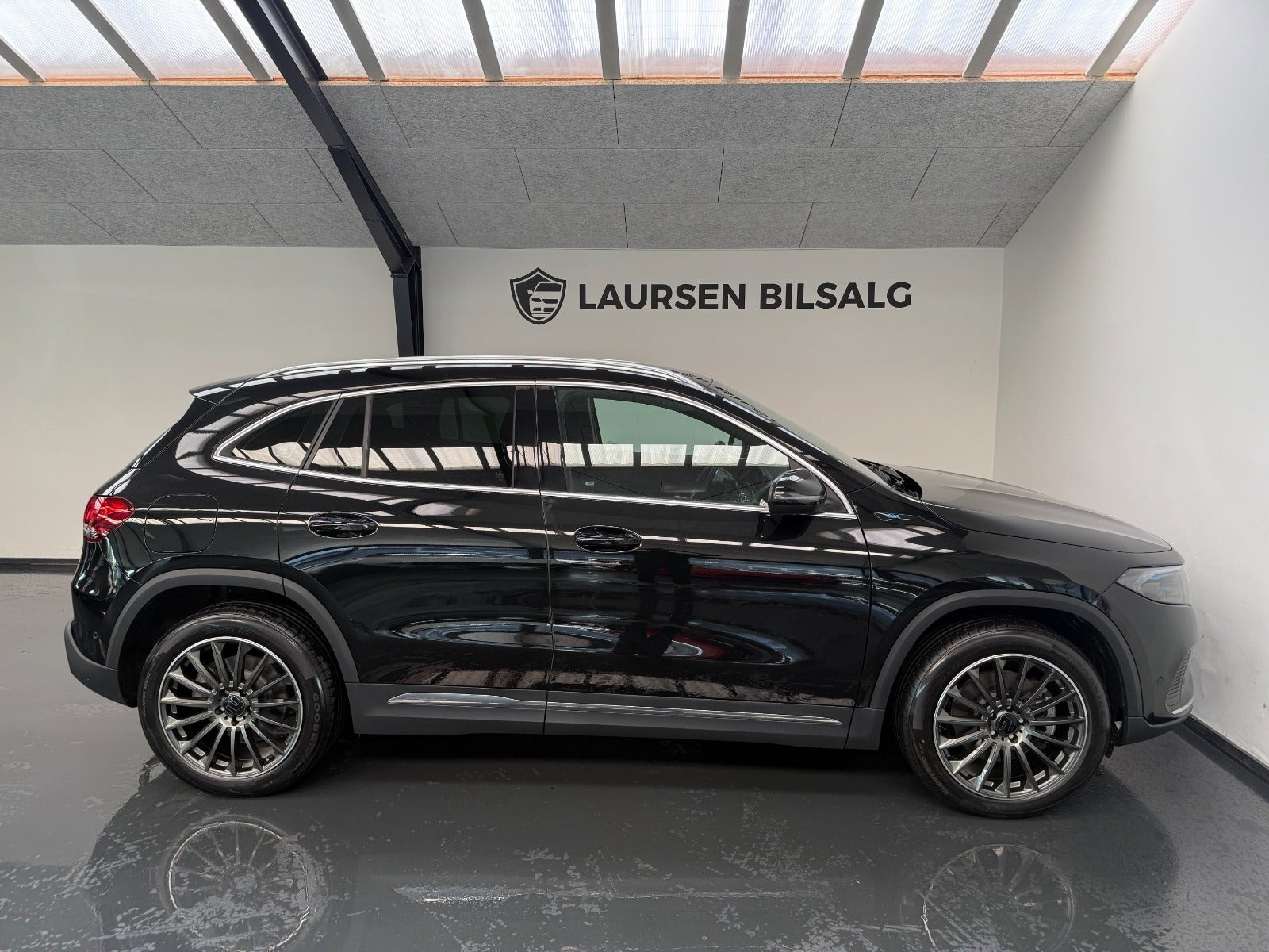 Sort Mercedes EQA350 fra 2022