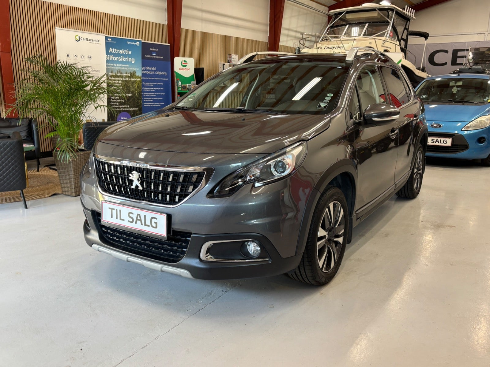Grå Peugeot 2008 fra 2017