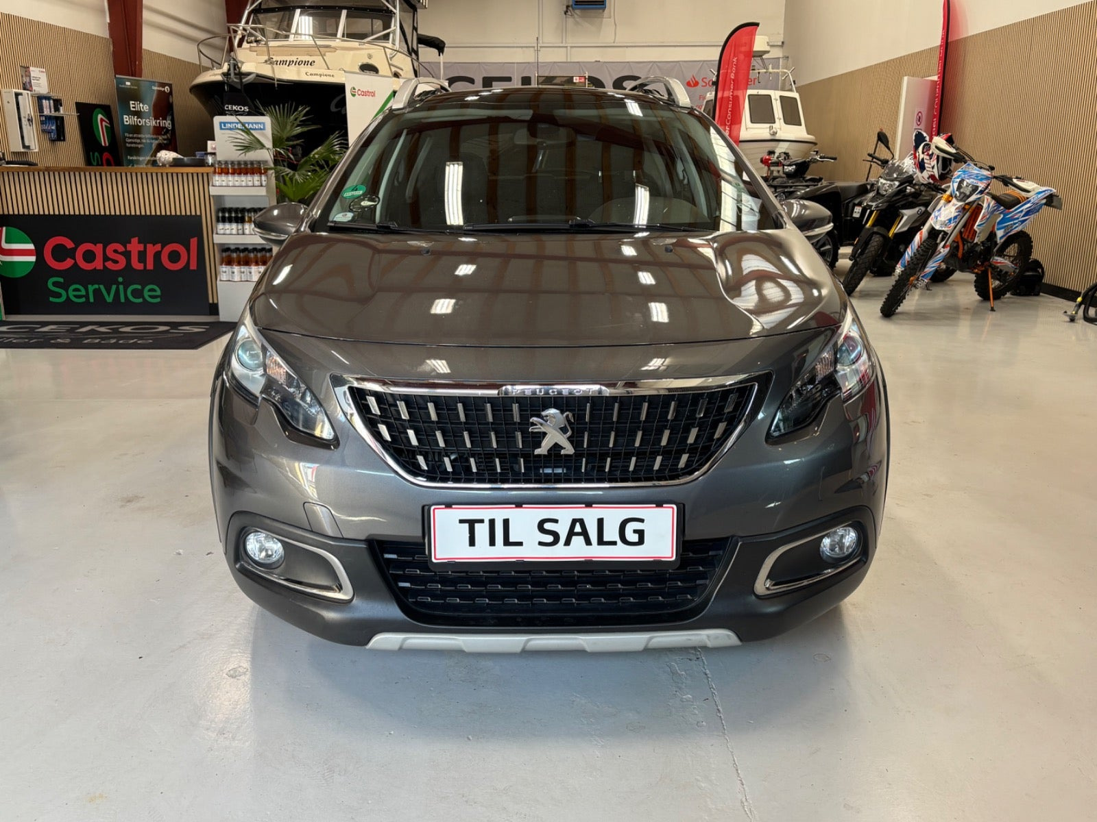 Grå Peugeot 2008 fra 2017